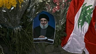 صورة للأمين العام لحزب الله حسن نصر الله أمام السفارة اللبنانية في طهران