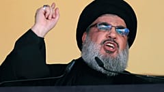 Auf diesem Dateifoto vom 24. Oktober 2015 spricht Hisbollah-Führer Scheich Hassan Nasrallah während des heiligen Tages Ashoura in einem südlichen Vorort von Beirut, Libanon, zu einer Menschenmenge. 