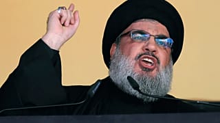 Nesta fotografia de arquivo de 24 de outubro de 2015, o líder do Hezbollah, Sheik Hassan Nasrallah, dirige-se a uma multidão durante o dia sagrado de Ashoura, num subúrbio do sul de Beirute, no Líbano. 
