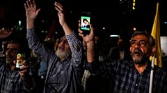 Manifestantes muestran una imagen del líder de Hezbolá. 