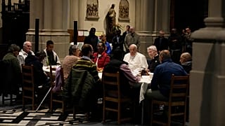 O Papa Francisco toma o pequeno-almoço com pessoas sem-abrigo assistidas pela igreja paroquial de St. Gilles, em Bruxelas, no sábado, 28 de setembro de 2024.