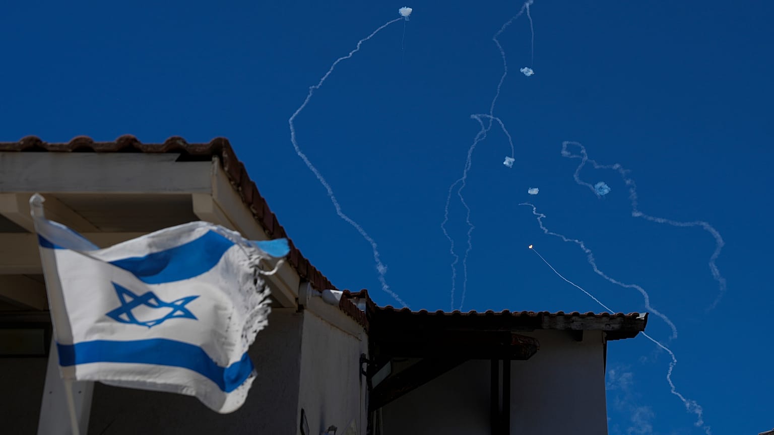 يطلق نظام الدفاع الجوي الإسرائيلي «القبة الحديدية» النار لاعتراض الصواريخ التي تم إطلاقها من لبنان، كما شوهد من صفد، شمال إسرائيل، يوم السبت 28 سبتمبر 2024.
