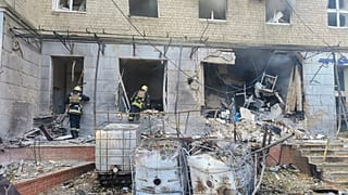 Архив: многоэтажный дом в Сумах, повреждённый в результате российского обстрела