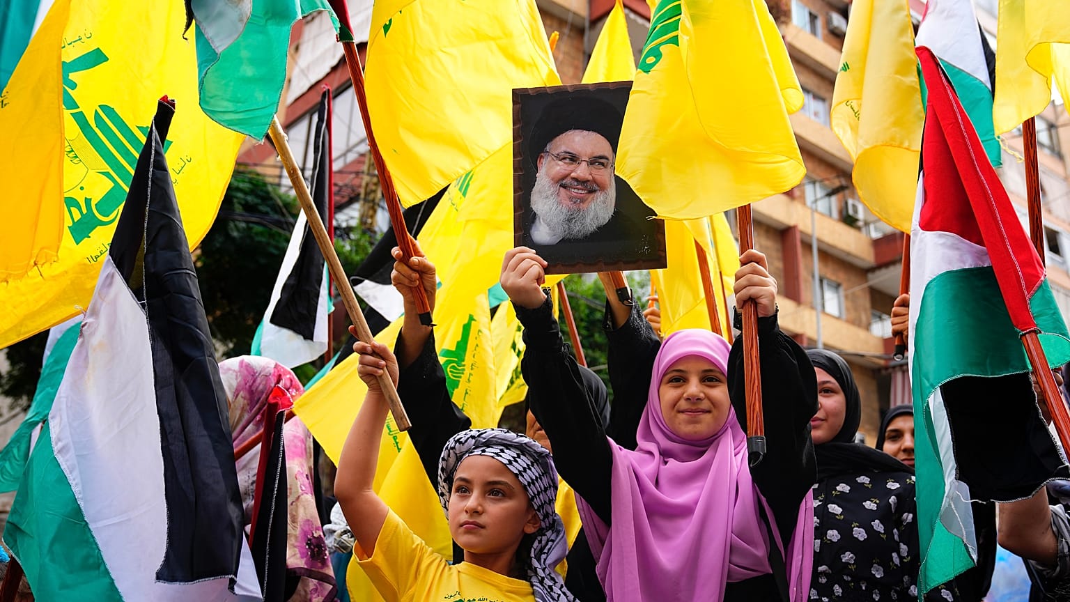 Hizbullah destekçileri Beyrut'ta Hasan Nasrallah'ın fotoğraflarını taşırken görüntüleniyor