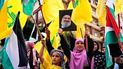 Hizbullah destekçileri Beyrut'ta Hasan Nasrallah'ın fotoğraflarını taşırken görüntüleniyor