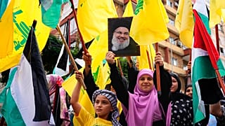Hizbullah destekçileri Beyrut'ta Hasan Nasrallah'ın fotoğraflarını taşırken görüntüleniyor