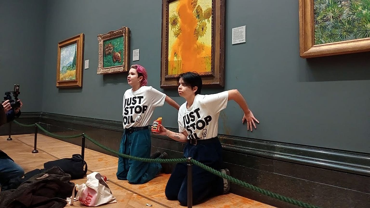 Activistas vandalizando un cuadro de Van Gogh