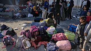 عائلات تتجمع في ساحة الشهداء بعد فرارهم من الغارات الجوية الإسرائيلية في الضاحية الجنوبية لبيروت، السبت 28 سبتمبر/أيلول 2024