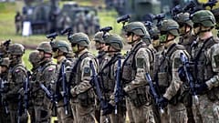 DATEI - Litauische Soldaten nahe der polnischen Grenze im Dorf Dirmiskes in Litauen am Freitag, 26. April 2024.