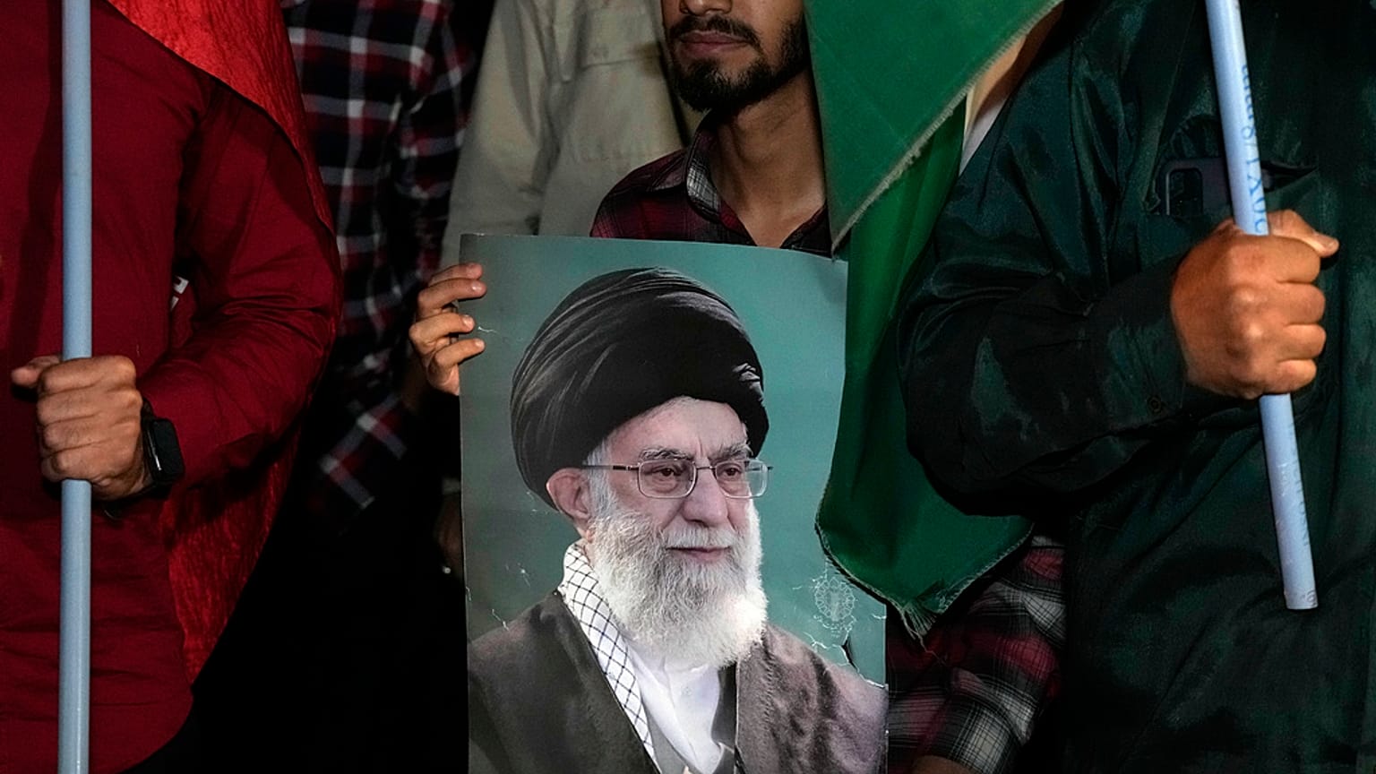 Ali Hamenei ajatollah képe egy teheráni tüntető kezében 