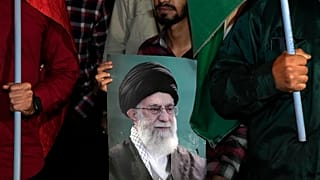 Ali Hamenei ajatollah képe egy teheráni tüntető kezében 