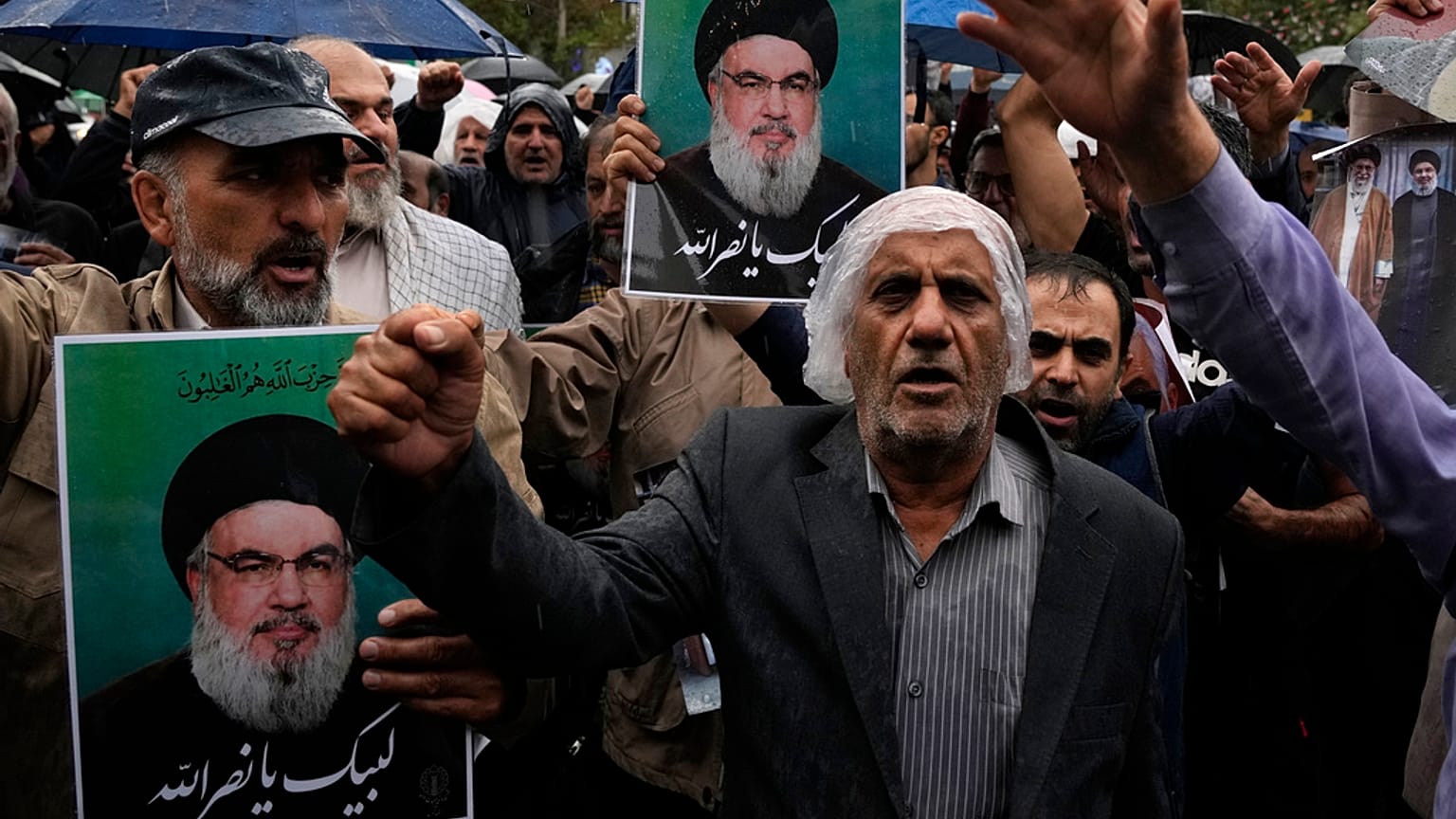 إيرانيون يخرجون في شوارع طهران حاملين صور الأمين العام لحزب الله مكتوب عليها "لبيك يا نصر الله"