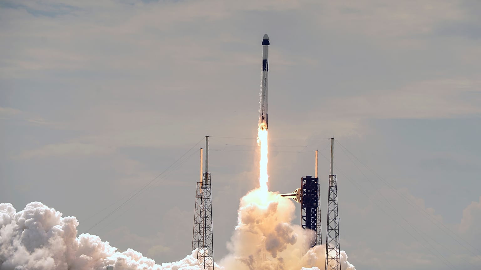 Un cohete SpaceX Falcon 9 con una tripulación de dos personas despega de la Estación Espacial de Cabo Cañaveral el 28 de septiembre de 2024.