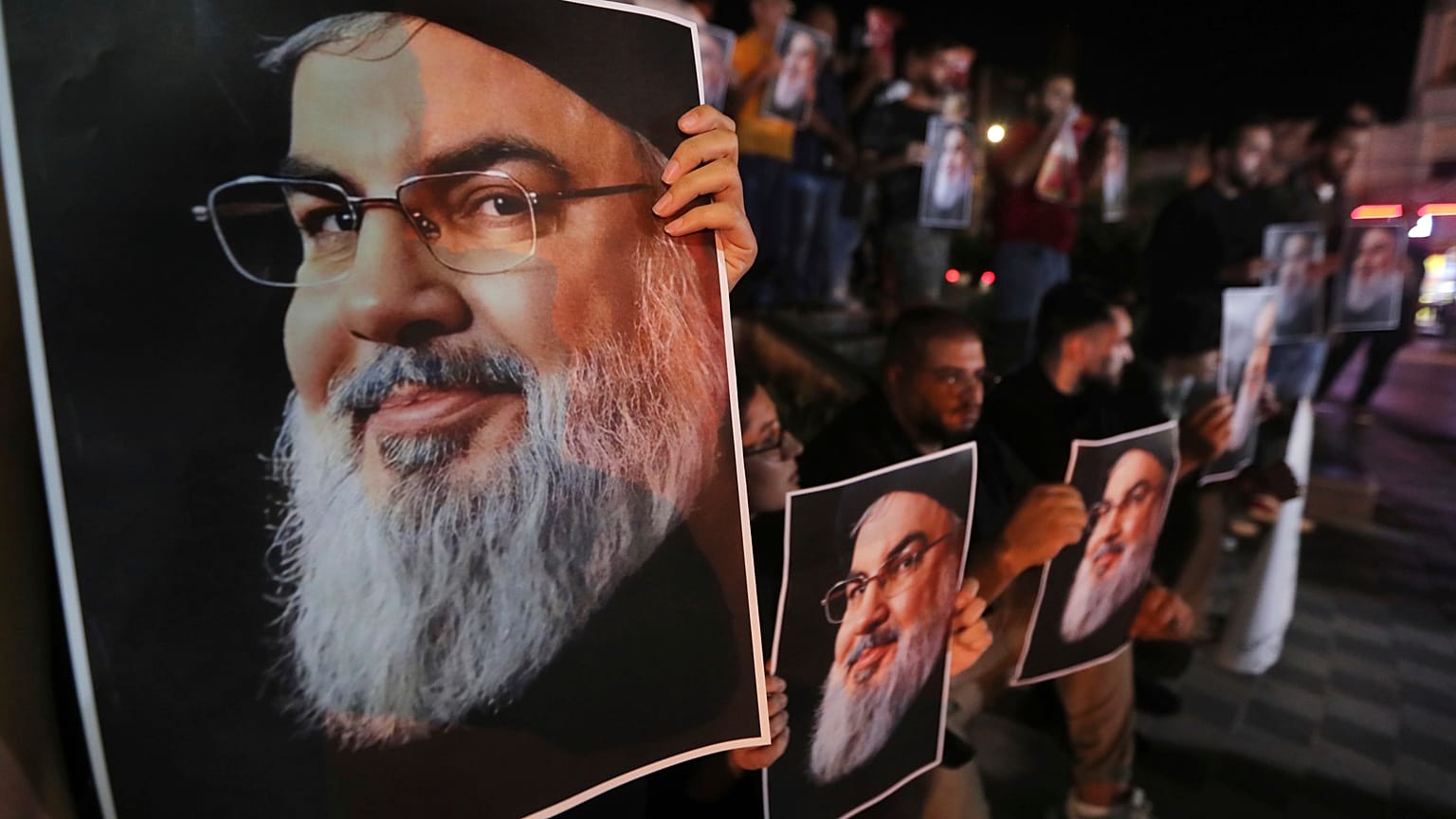 Lübnanlı ve Filistinliler güneydeki liman kenti Sidon'da Hizbullah lideri Hasan Nasrallah'ın portrelerini taşıyor, 28 Eylül 2024
