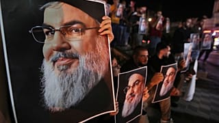 Lübnanlı ve Filistinliler güneydeki liman kenti Sidon'da Hizbullah lideri Hasan Nasrallah'ın portrelerini taşıyor, 28 Eylül 2024