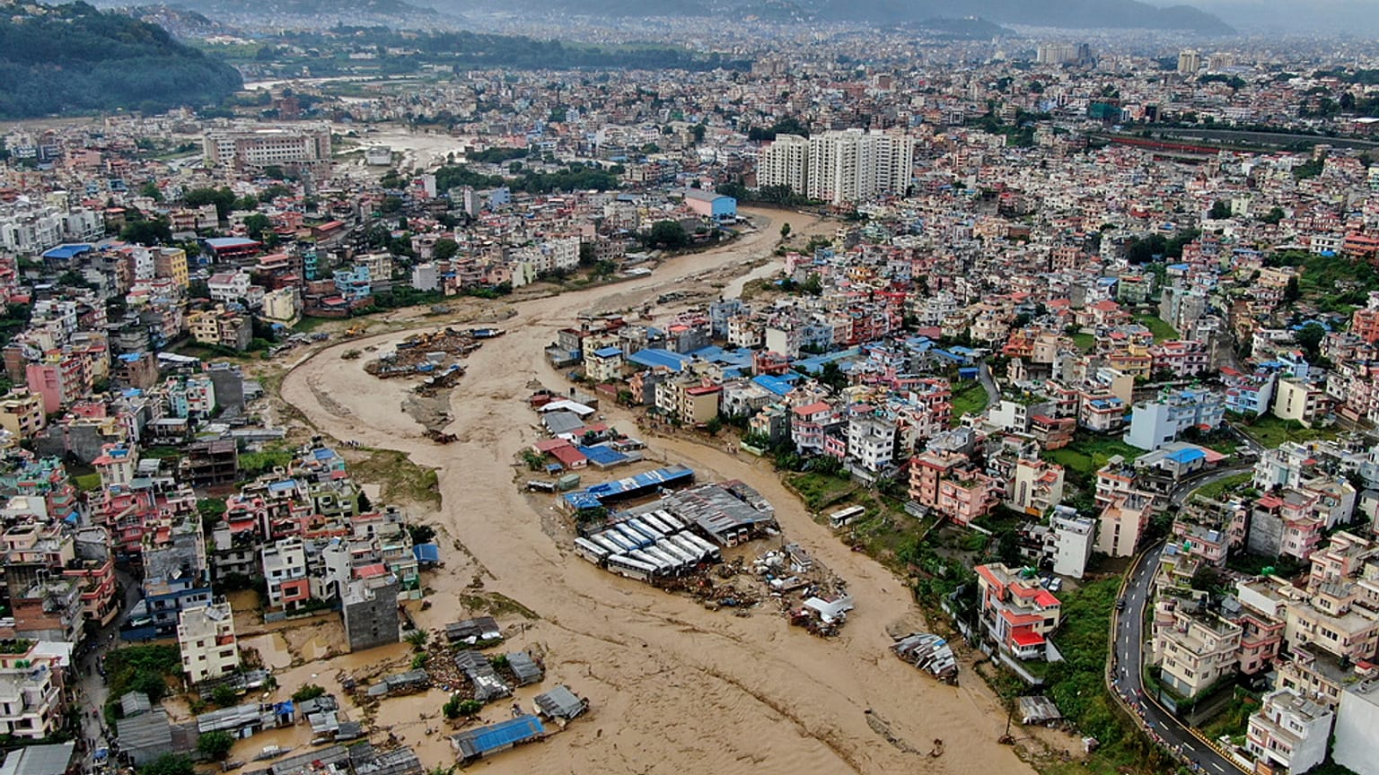 Imagen aérea del valle de Katmandú, el río Bagmati se ve inundado debido a las fuertes lluvias en Katmandú, Nepal, sábado 28 de septiembre de 2024. 