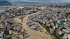 Αεροφωτογραφία της κοιλάδας του Κατμαντού, ο ποταμός Bagmati φαίνεται πλημμυρισμένος λόγω των σφοδρών βροχοπτώσεων στο Κατμαντού, Νεπάλ, Σάββατο 28 Σεπτεμβρίου 2024. 