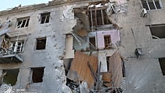 Beschädigtes Wohnhaus nach russischem Angriff mit Lenkbomben auf Saporischschja