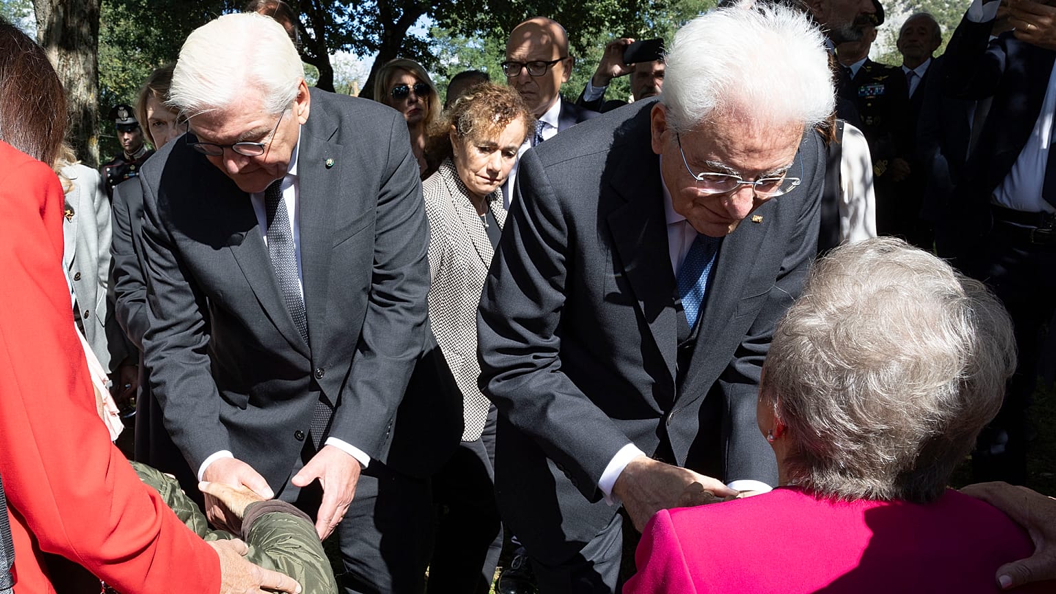 Il Presidente della Repubblica Sergio Mattarella con Frank-Walter Steinmeier, Presidente della Repubblica Federale di Germania, salutano i familiari e i superstiti, in occasio