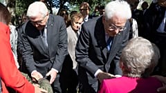 Il Presidente della Repubblica Sergio Mattarella con Frank-Walter Steinmeier, Presidente della Repubblica Federale di Germania, salutano i familiari e i superstiti, in occasio