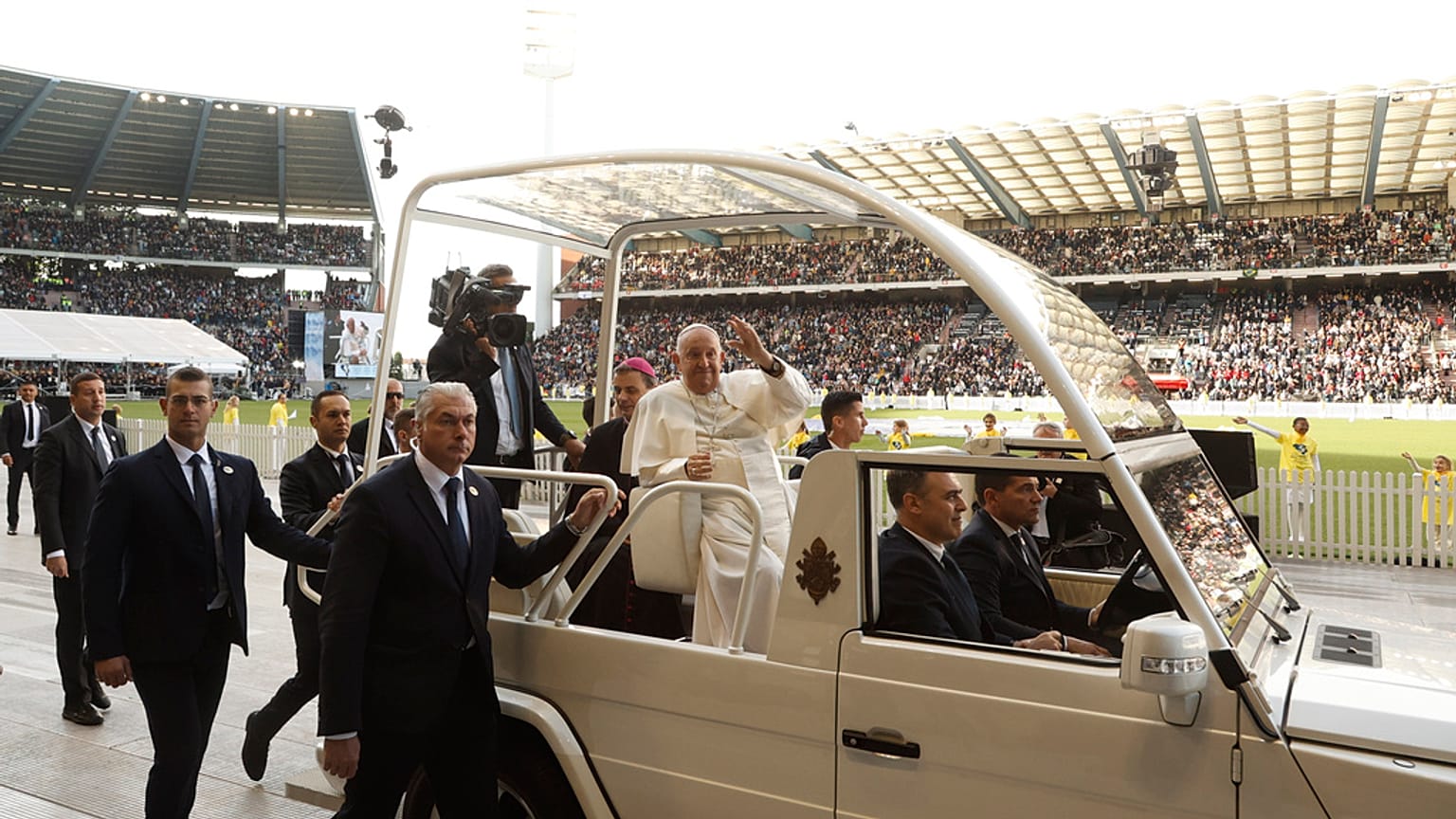El Papa Francisco saluda a su llegada al estadio Rey Balduino en Bruselas, Bélgica, el domingo 29 de septiembre de 2024.