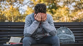 Selon un nouveau rapport, les jeunes britanniques sont les plus malheureux d'Europe.
