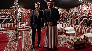 محمد بن سلمان مستقبلاً بلينكن في خيمة بمدينة العلا في كانون الثاني/ يناير 2024.