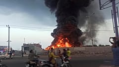 حريق كبير وأعمدة دخان في مدينة الحديدة الساحلية في اليمن يوم الأحد، 29 سبتمبر 2024، بعد ضربات إسرائيلية استهدفتها