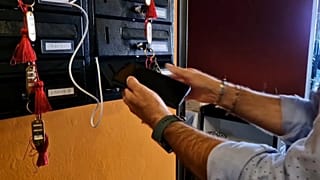 Οι θαμώνες του εστιατορίου κλειδώνουν τα κινητά τους σε ειδικό χώρο