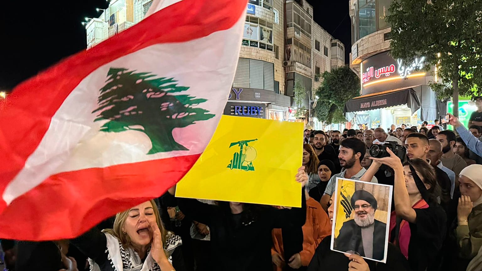 العشرات في الضفة الغربية يتظاهرون تنديداً باغتيال نصر الله