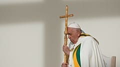 Papa Francis, Brüksel'deki Kral Baudouin Stadyumu'nda Pazar ayinini yönetirken pastoral asayı tutuyor, 29 Eylül 2024