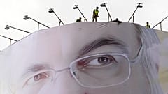 رفع صورة عملاقة لأمين عام حزب الله حسن نصر الله على إحدى البنايات في ساحة الثورة الإسلامية في طهران 