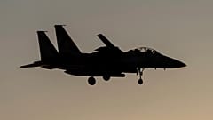 İsrail Hava Kuvvetleri'ne ait bir F-15 savaş uçağı, 15 Nisan 2024 Pazartesi günü İsrail'in merkezindeki bir hava üssüne iniş yapmadan önce görüntüleniyor.