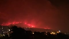 Η πυρκαγιά ήταν σε εξέλιξη έως αργά το απόγευμα της Κυριακής