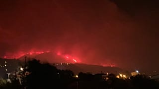 Η πυρκαγιά ήταν σε εξέλιξη έως αργά το απόγευμα της Κυριακής