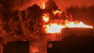 صهاريج النفط تحترق في ميناء الحديدة، اليمن، السبت 20 يوليو 2024.