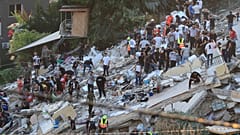 Άνθρωποι και διασώστες αναζητούν θύματα μετά από ισραηλινή αεροπορική επιδρομή που έπληξε δύο γειτονικά κτίρια στη νότια λιμενική πόλη της Σιδώνας, 29 Σεπτεμβρίου 2024.