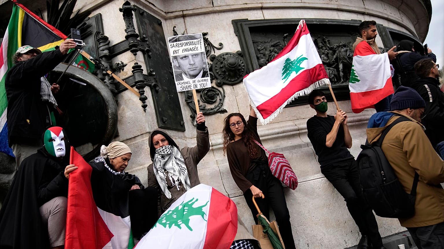 Pessoas reúnem-se durante um protesto a favor do Líbano, numa altura em que os ataques aéreos israelitas se intensificaram no sul do Líbano, 29 de setembro de 2024
