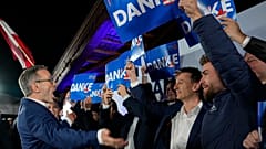 Ο ηγέτης του Κόμματος Ελευθερίας της Αυστρίας, Χέρμπερτ Κικλ, πανηγυρίζει με υποστηρικτές του στη Βιέννη, 29 Σεπτεμβρίου 2024