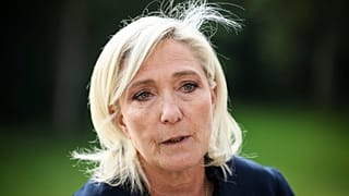 Marine Le Pen francia szélsőjobboldali vezető újságíróknak válaszol az Elysée-palotában, miután találkozott Emmanuel Macron francia elnökkel 2024. augusztus 26-án Párizsban.