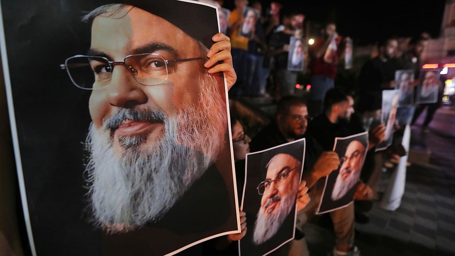 Lübnan'ın güney liman kenti Sidon'da düzenlenen protestolarda, Hizbullah lideri Seyyid Hasan Nasrallah'ın posteri görülüyor, 28 Eylül 2024.