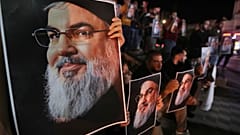 Lübnan'ın güney liman kenti Sidon'da düzenlenen protestolarda, Hizbullah lideri Seyyid Hasan Nasrallah'ın posteri görülüyor, 28 Eylül 2024.