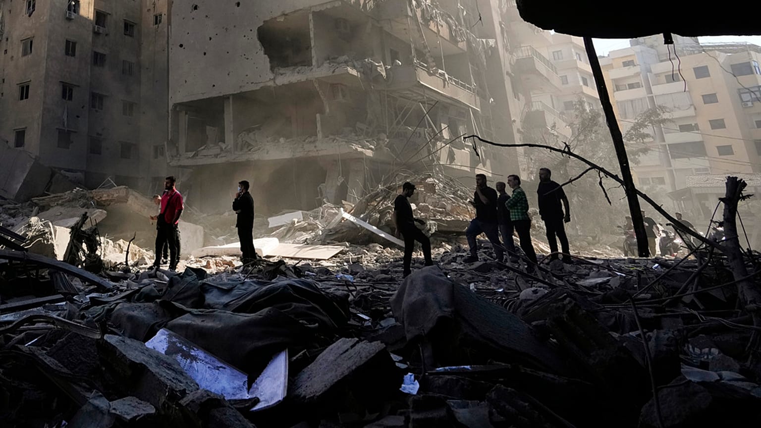 Un bâtiment endommagé par une frappe israélienne à Kola, dans le centre de Beyrouth, au Liban, le 30 septembre 2024.