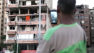 Многоэтажный дом в центре Бейрута, пострадавший от израильского авиаудара рано утром в понедельник, 30 сентября 2024 г.