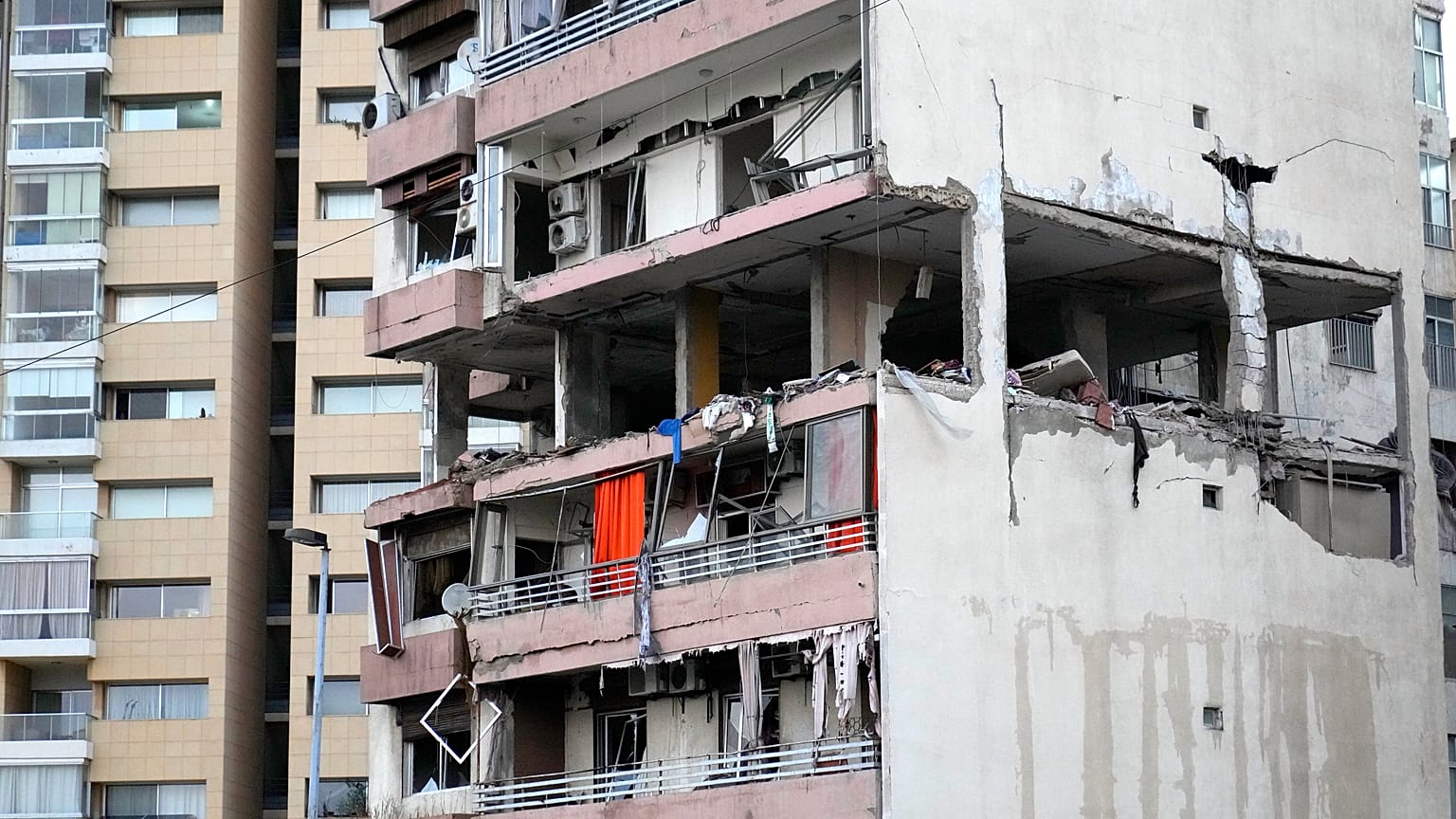 شقة متضررة في أحد المباني التي تعرضت للقصف الإسرائيلي في بيروت في وقت مبكر من يوم الاثنين 30 سبتمبر/أيلول 2024