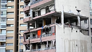 شقة متضررة في أحد المباني التي تعرضت للقصف الإسرائيلي في بيروت في وقت مبكر من يوم الاثنين 30 سبتمبر/أيلول 2024