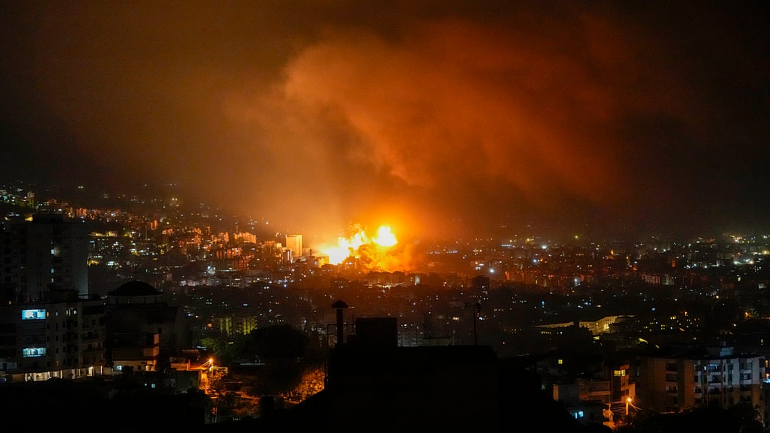 İsrail'in Beyrut'un güney bölgesine düzenlediği hava saldırıları ardından dumanlar yükseliyor, 28 Eylül 2024.