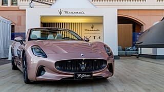 Monaco Yatch Show 2024'te bir Maserati GranCabrio Folgore görülüyor.