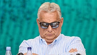 ΑΡΧΕΙΟ: Ο Ούγγρος πρωθυπουργός Βίκτορ Όρμπαν περιμένει μετά την ομιλία του στο θερινό πανεπιστήμιο του Τουσβάνιο, στο Μπάιλ Τουσνάντ, νομός Χαργκίτα, Ρουμανία, 27 Ιουλίου 2024