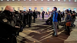 Agentes da polícia de choque austríaca bloqueiam manifestantes anti-direita, em Viena, Áustria, no domingo, 29 de setembro de 2024, após o encerramento das urnas nas eleições